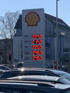 Spritpreise angeschlagen an einer Säule einer Tankstelle