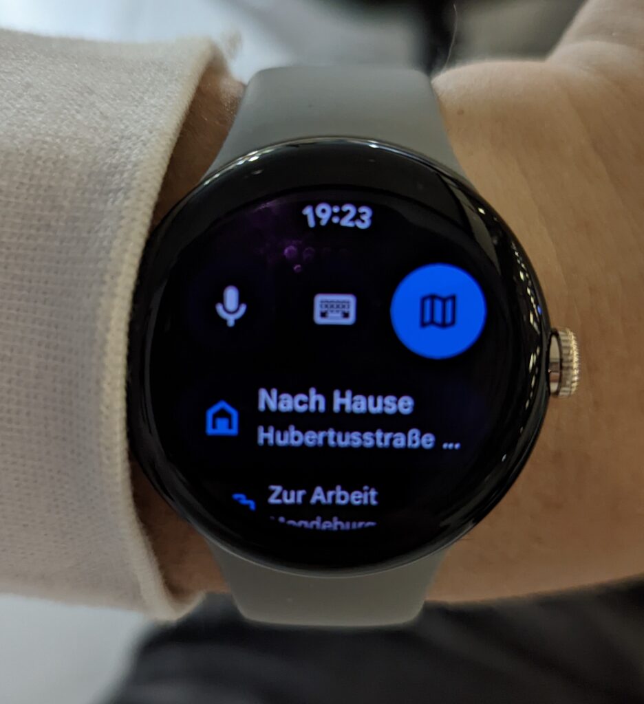 Navigation mit der Pixel Watch mit einem Workspace Konto
