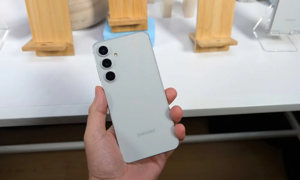 Samsung Galaxy S25 FE erhält Update mit neuen Funktionen und Sicherheitspatch