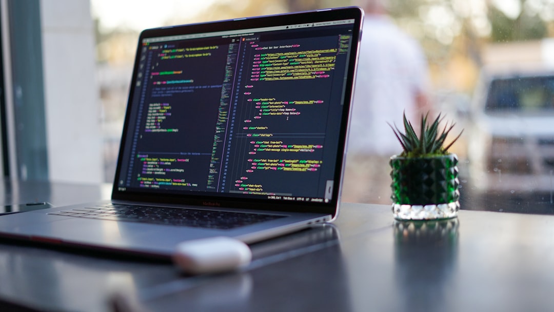 Laptop mit geöffnetem Programmcode bei der Aktualisierung eines Docker-Projekts