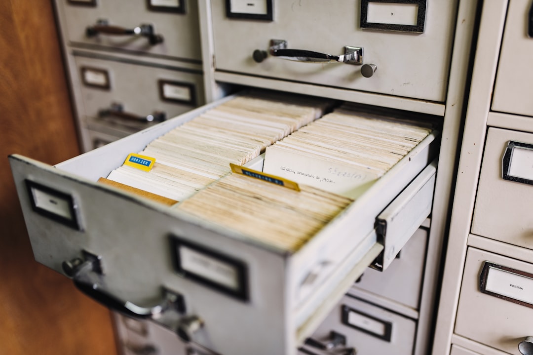 Geöffnete Archivschubladen als Symbol für eine geordnete Fotosammlung