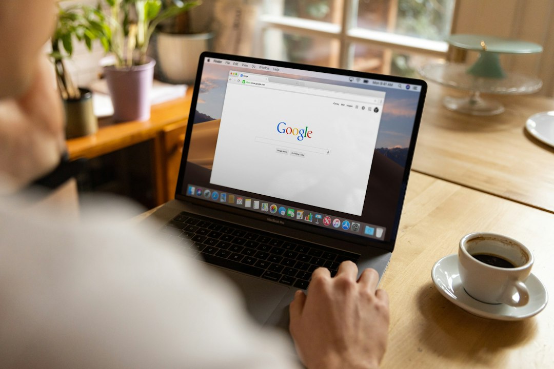 Suchmaschine auf einem Laptop als Symbol für die SearXNG-Ergebnisqualität